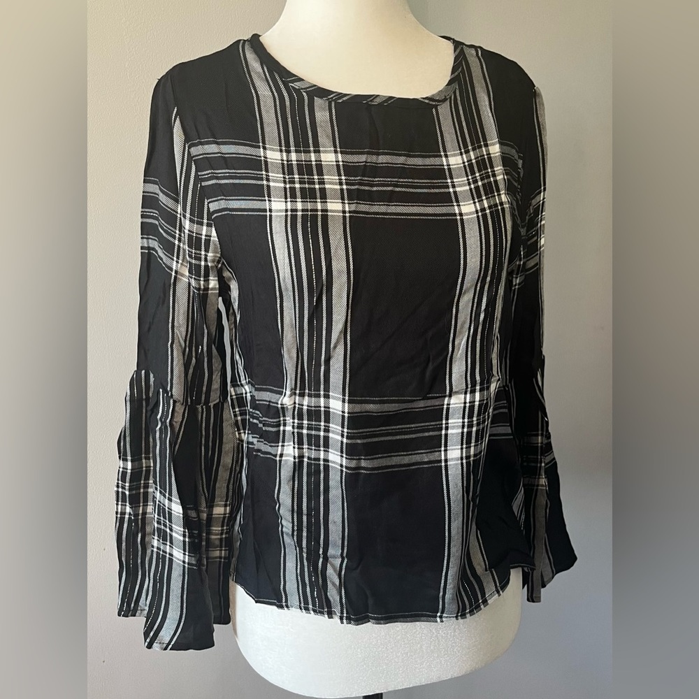 NWT Design Lab Womans Top w/ Fanning Sleeves and lots of Style!!